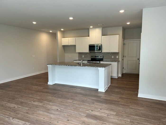 Foto del edificio - Beautiful end unit townhome, convenient to 400.