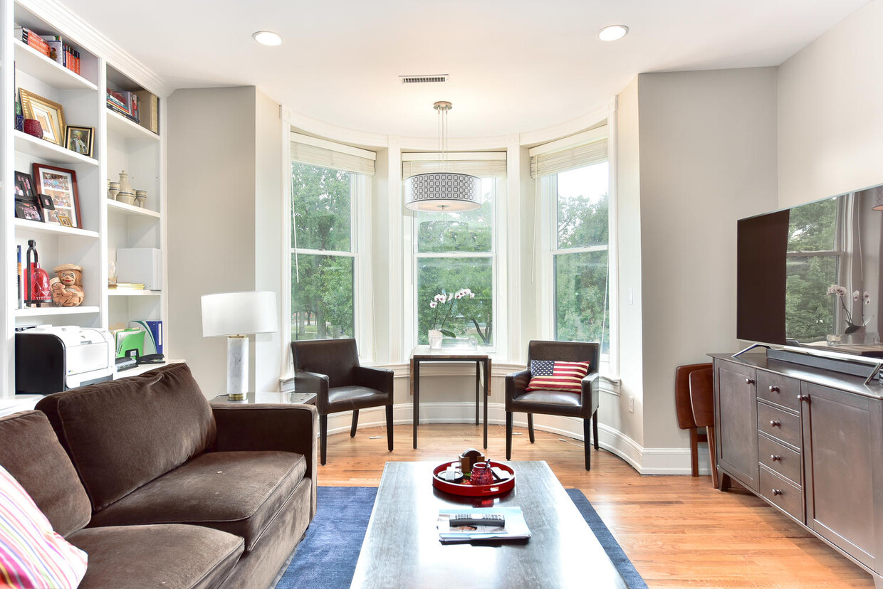 Living room - 24 Logan Cir NW