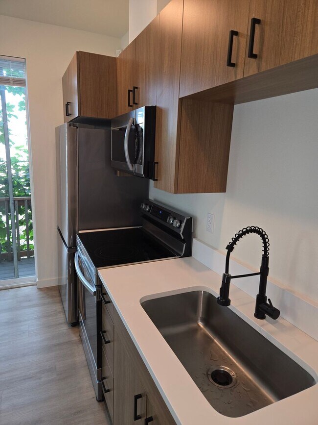 Building Photo - Sleek & Chic! 2 level 2 Bed/1.5 ba 814 Sf