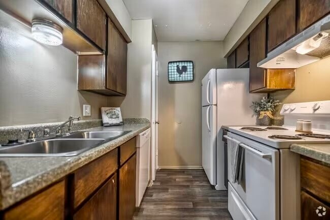 1BR, 1BA - 675SF - Kitchen - Royal Oaks Apartments