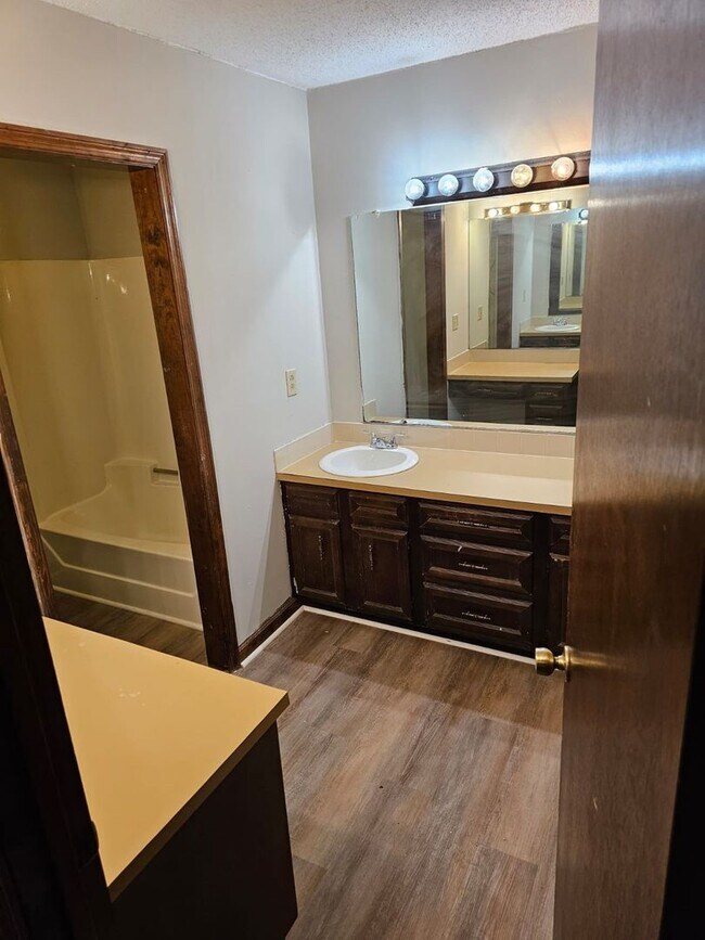 Building Photo - ****1/2 off first full of month of rent ****