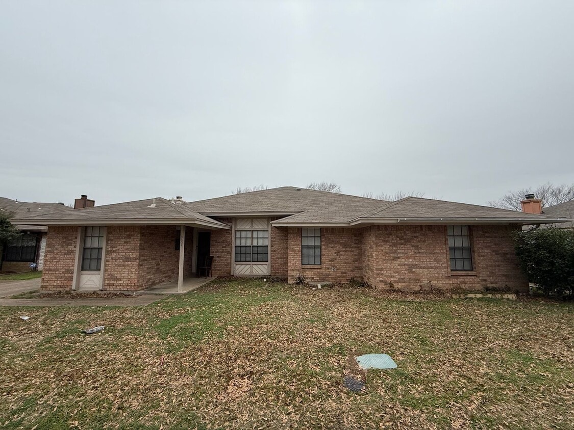 Primary Photo - 3 bedroom 2 bathroom Duplex in 76015