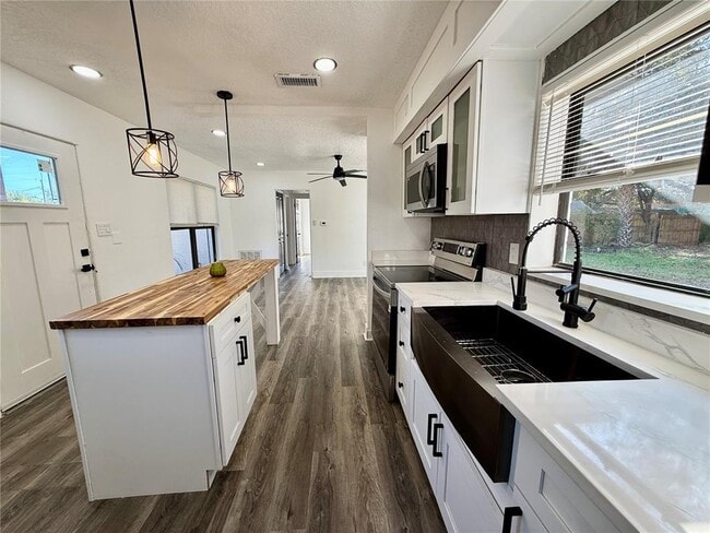 Building Photo - 6124 Dogwood Dr