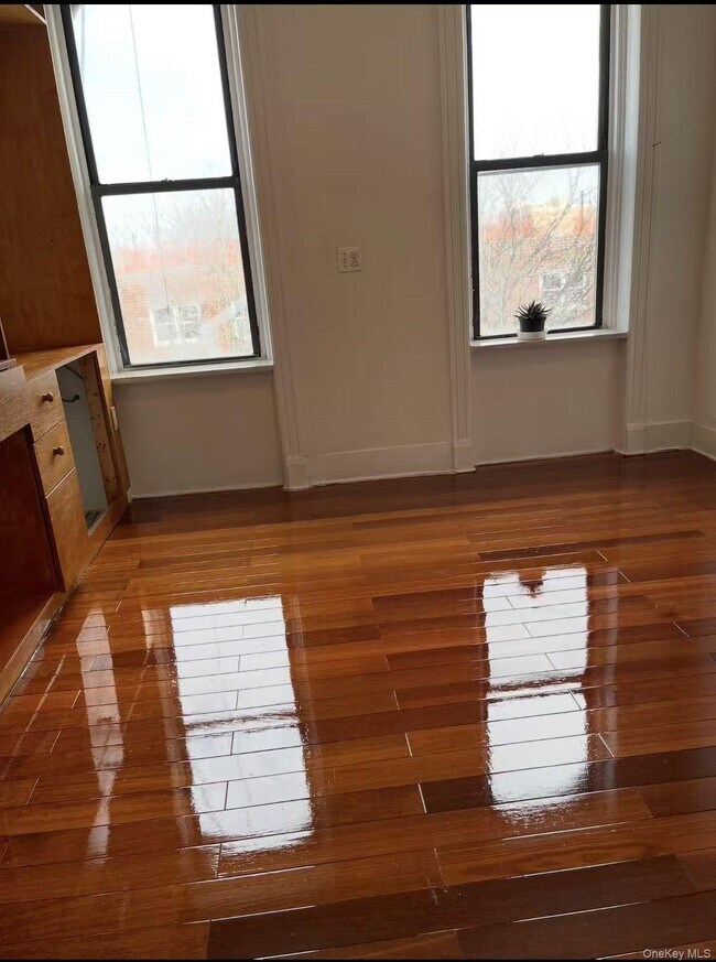 Foto del edificio - 185 Menahan St