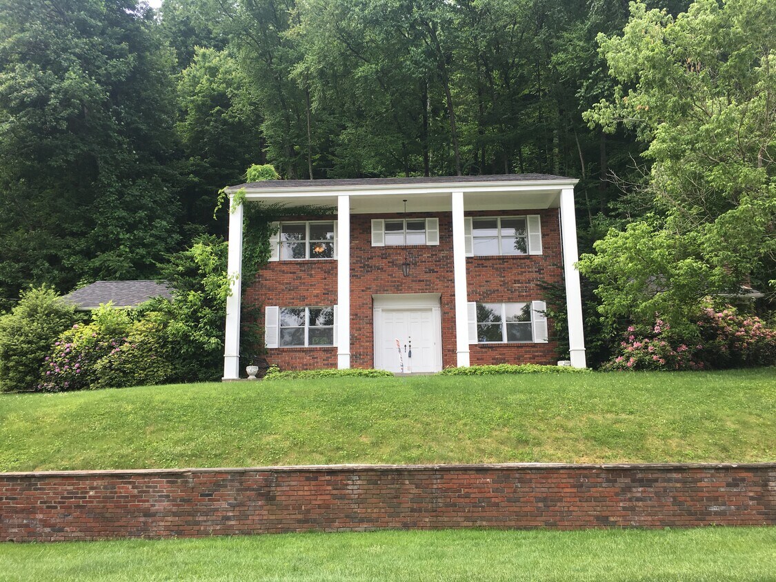4209 Chesterfield Ave, Charleston, WV 25304 House Rental in