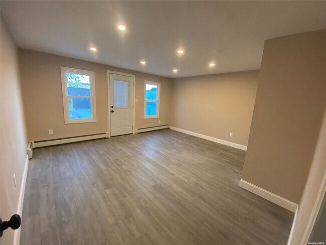 Building Photo - 83 S Main St