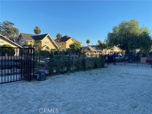 Foto del edificio - 1621 S Van Ness Ave