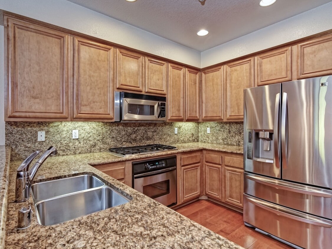 Primary Photo - Wonderful Townhome In The Heart Of Mission...