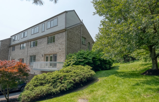 Building Photo - Fox Chapel Luxury Townhome, 4 Bedrooms, 3.5 Bathrooms, 3 Care Garage, Finished Basement.
