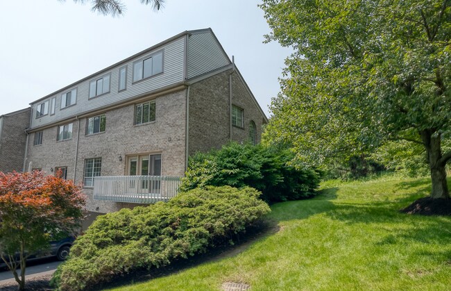 Foto del edificio - Fox Chapel Luxury Townhome, 4 Bedrooms, 3.5 Bathrooms, 3 Care Garage, Finished Basement.