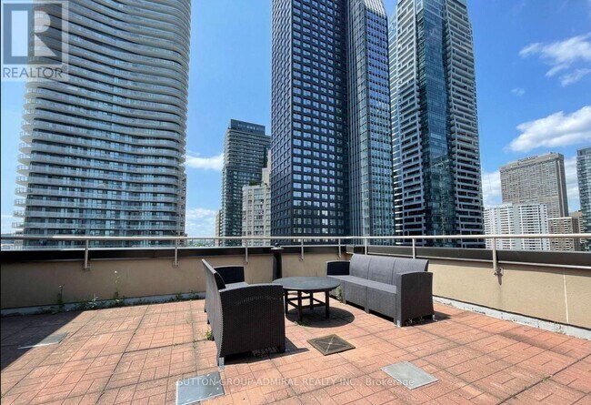 Photo du bâtiment - 555 Yonge St