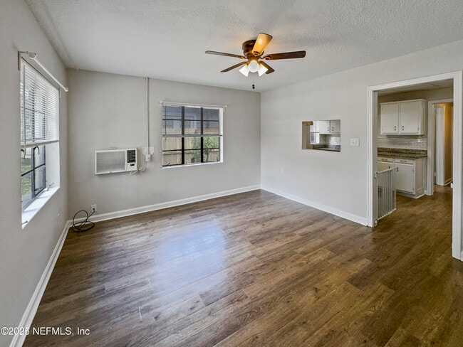 Building Photo - 839 Acosta St