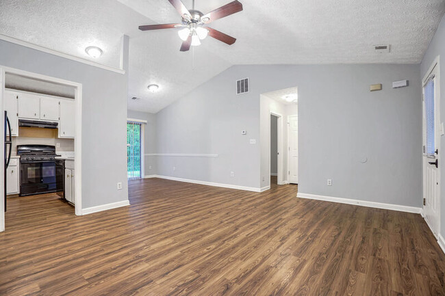 Building Photo - 482 Sarah's Ln