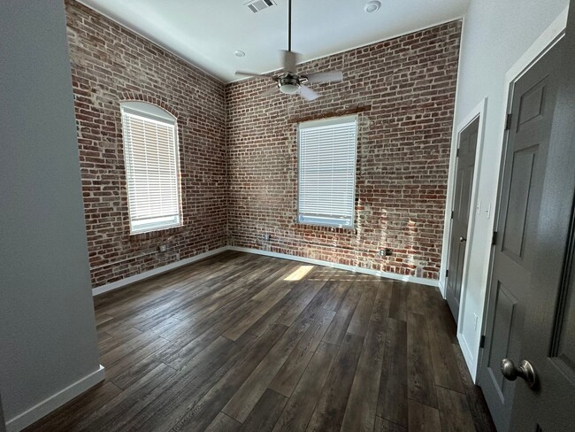 Building Photo - Loft Apartment available!