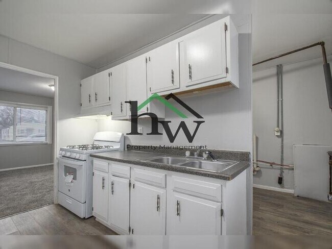 Building Photo - 221 N Kenmore St