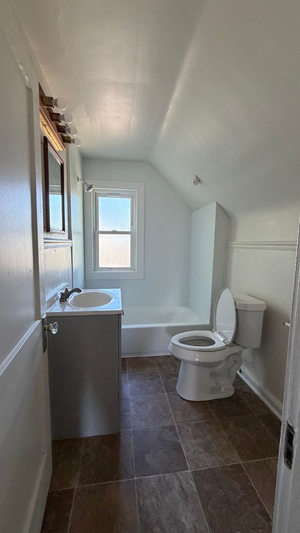 Building Photo - ***NEW ON THE MARKET....3 bed house Pets Welcome!!***