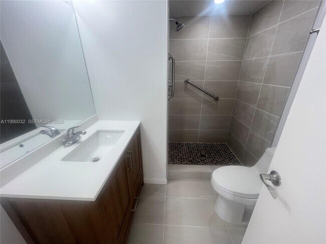 Foto del edificio - 8500 Sunrise Lakes Blvd