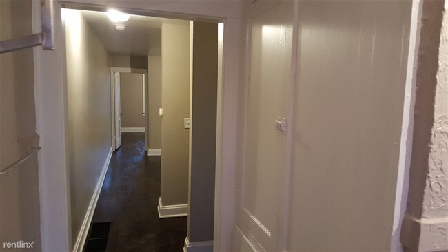 Foto del edificio - 1 br, 1 bath Triplex - 1282 Linwood Ave B