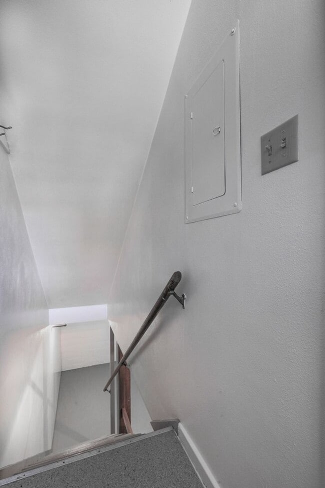 Building Photo - Timeless 1 Bedroom Mid-Century Townhouse!