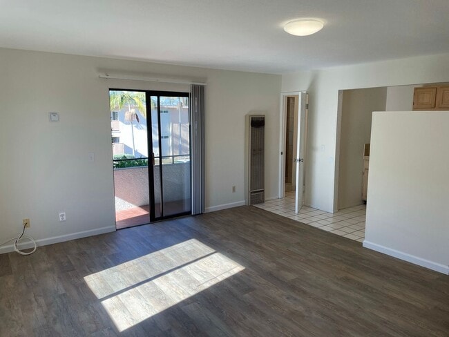 Building Photo - Large Upstairs Studio with Utilities Paid