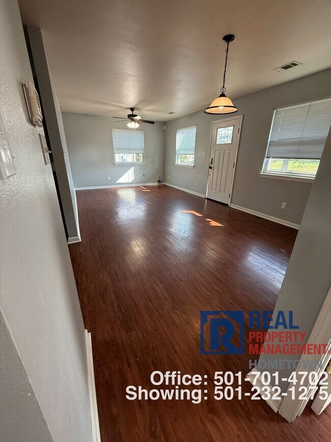 Foto del edificio - Spacious 4-Bed, 2-Bath Home with Solar Panels & Fenced Yard in Hot Springs