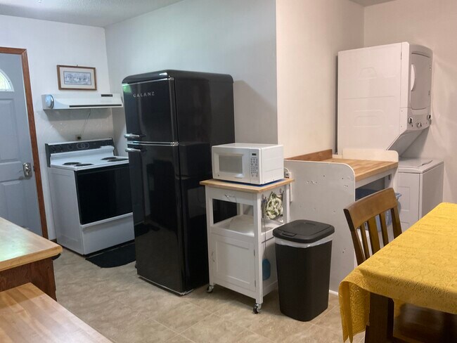 Foto del edificio - 16616 Irvine Ave NW