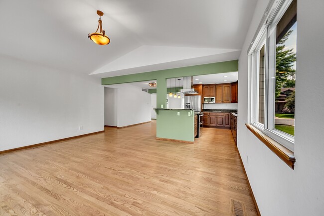 Building Photo - 379 Lincoln Ct