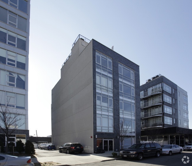 Building Photo - 122 Newton St
