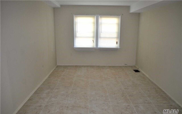 Foto del edificio - 221-48-221-58 58th Ave