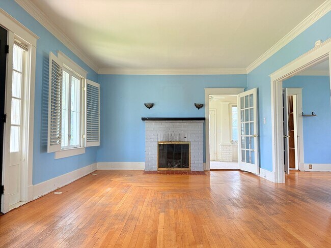 Foto del edificio - A Timeless 1920's Gem nestled in the heart...