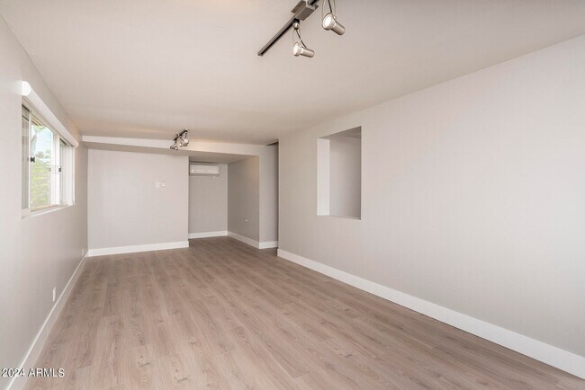 Building Photo - 844 E Echo Ln