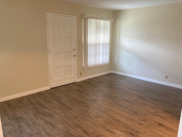 Área de estar con piso laminado - 1851 Riverside Drive