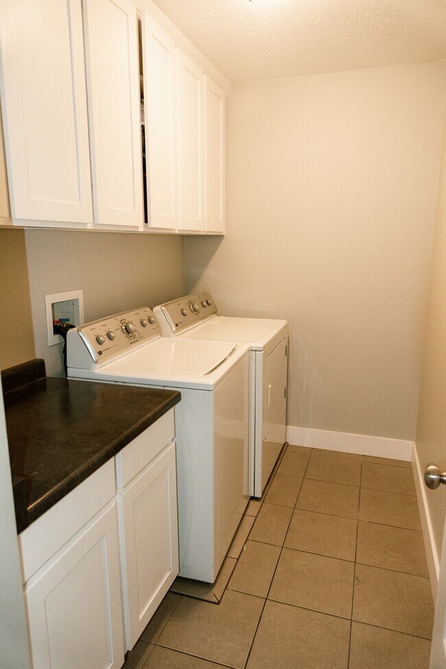 Building Photo - 3141 Manor View Dr