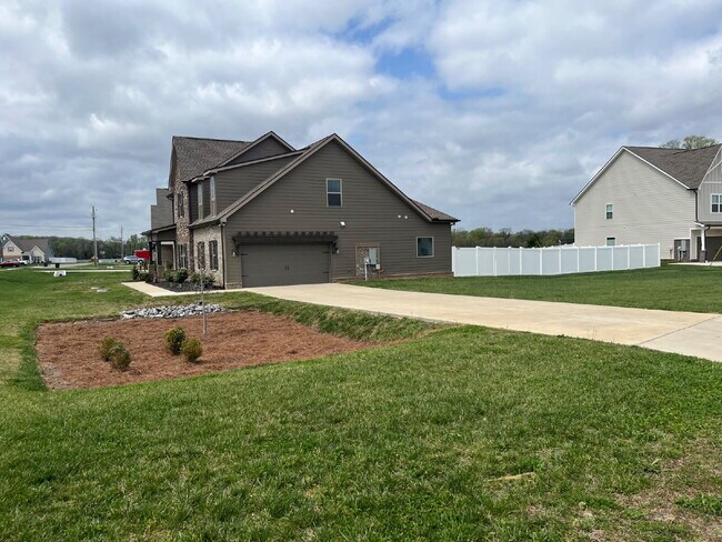 Foto del edificio - "Spacious 4-Bedroom Retreat with 3.5 Baths in Charming Mt. Juliet!"