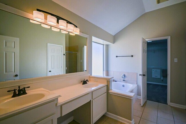Building Photo - 16122 Barngate Ct