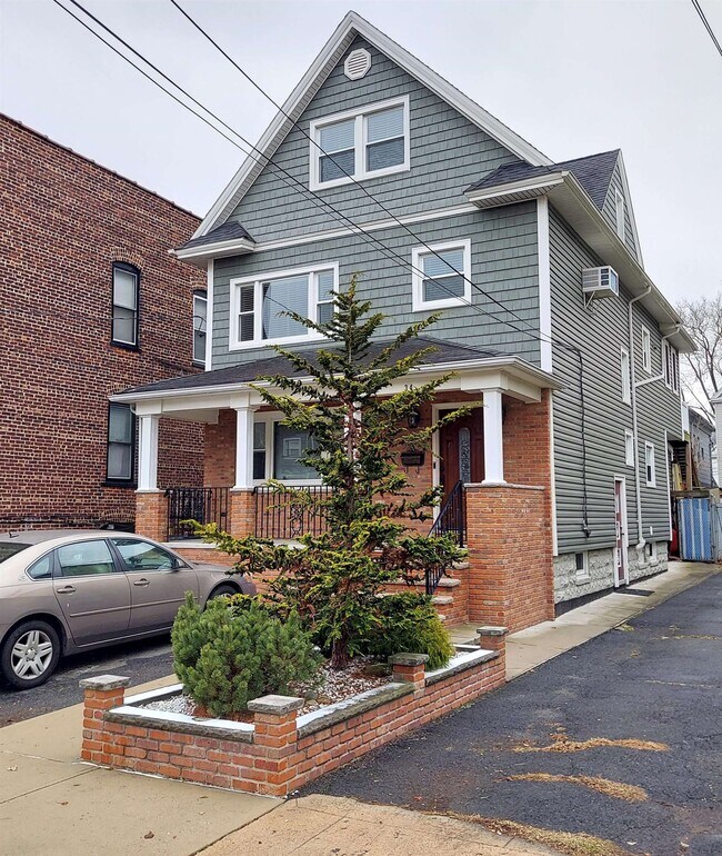 Building Photo - 34 E 38th St