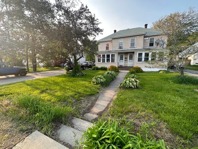 Frente - 179 Maple Ave