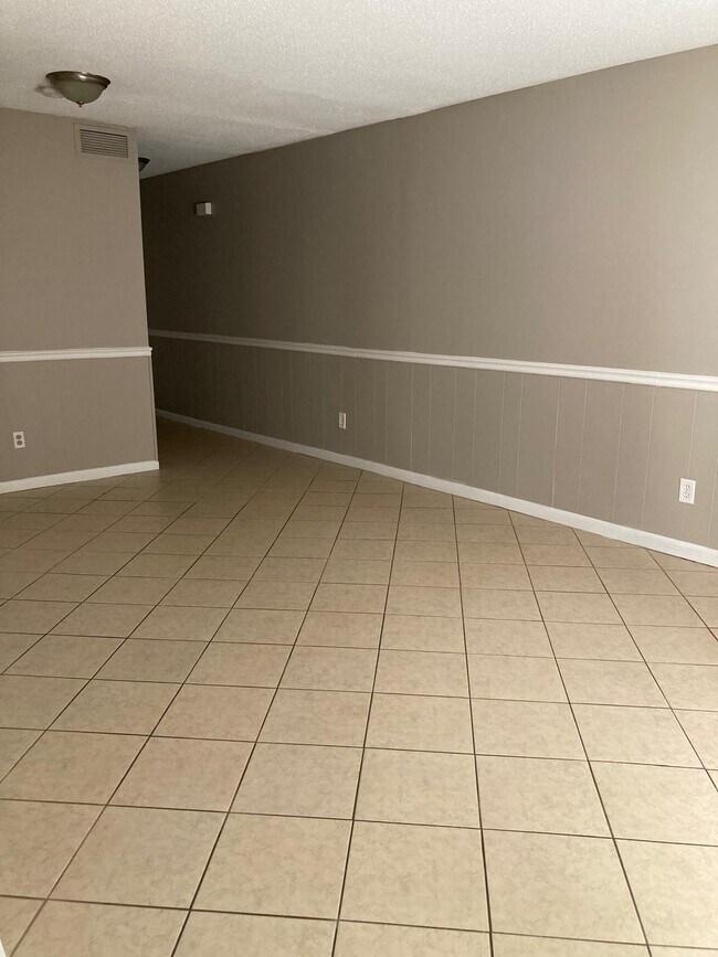 Building Photo - 2030 Kings Gate Cir