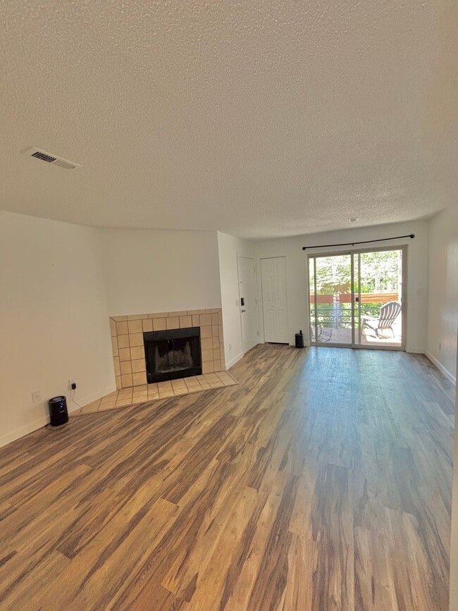 Building Photo - 8910 Fox Dr