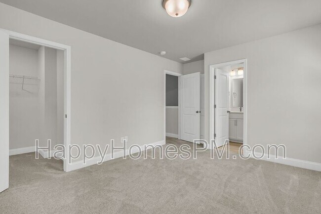 Foto del edificio - 523 Green Fern Dr