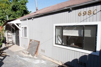 Building Photo - 698 Brockhurst St