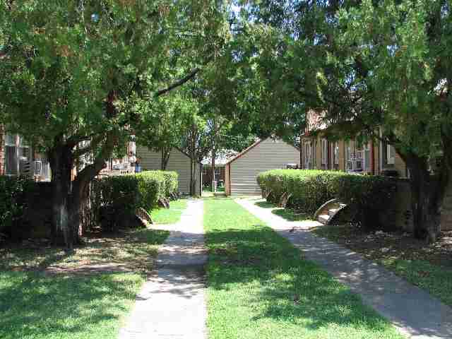Building Photo - 424 N Oliver St