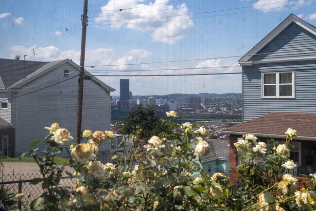 Foto del edificio - Available JUNE 2026 - 1 Bed w/ off street parking, beautiful view