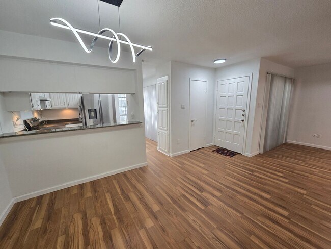 Foto del edificio - Updated Townhome Condo in Prime Location!