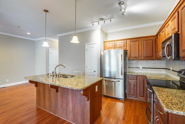 Kitchen - 171 Avalon Dr