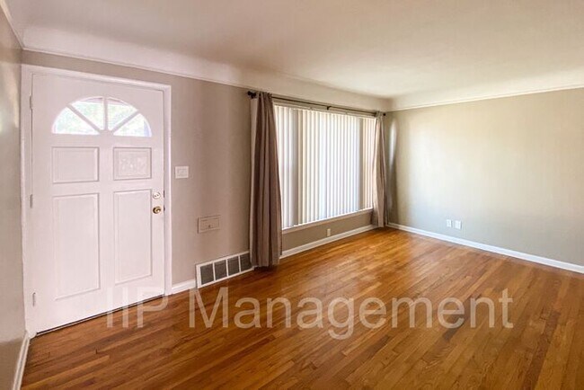 Building Photo - Outstanding 3BR 2BA Single Family Home in ...