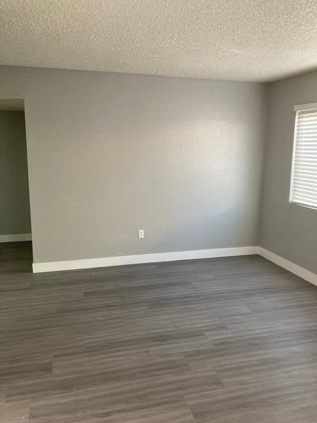 Building Photo - 5313 W Cheyenne Ave