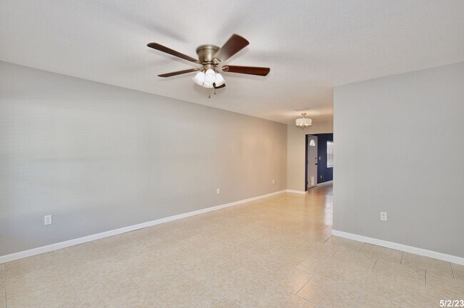 Building Photo - Lovely 3/2 Home with a Large Fenced Backya...