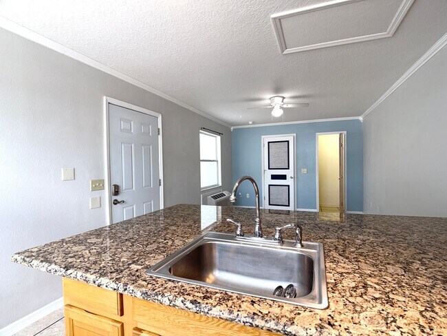 Foto del edificio - Move-in ready Efficiency in the Coveted Area of Four Corners Area—Water and Electric Included (wi...