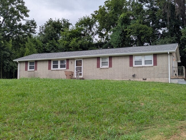 Building Photo - 620A Claridge Dr